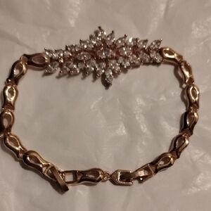 Elegant Gold Bracelet with Crystal Accents